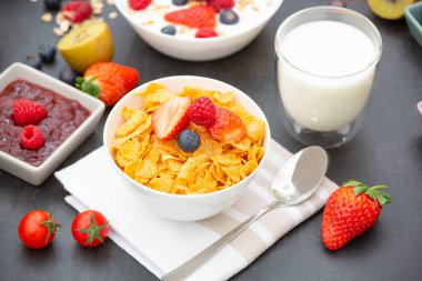 Kahvaltıda kahve, tereyağlı kruvasan, mısır gevreği, fincanda süt, çilek, ahududu, kivi ve kahvaltı masasında taze portakal suyu ile servis edilir..