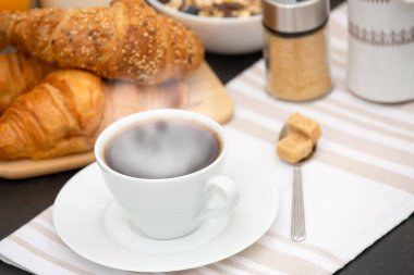 Sabah kahvaltısı. Sıcak kahve ve kruvasanla. Doğal mısır gevreği. Kahvaltı masasında her gün mısır gevreği ve meyve.