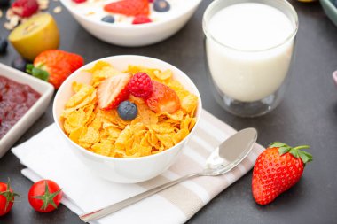 Kahvaltıda kahve, tereyağlı kruvasan, mısır gevreği, fincanda süt, çilek, ahududu, kivi ve kahvaltı masasında taze portakal suyu ile servis edilir..