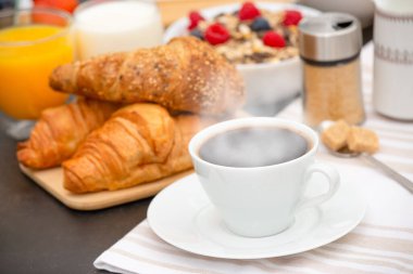 Sabah kahvaltısı. Sıcak kahve ve kruvasanla. Doğal mısır gevreği. Kahvaltı masasında her gün mısır gevreği ve meyve.