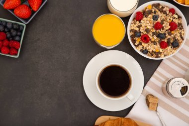 Sabah kahvaltısı. Sıcak kahve ve kruvasanla. Doğal mısır gevreği. Kahvaltı masasında her gün mısır gevreği ve meyve.