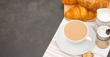 Sabah kahvaltısı. Sıcak kahve ve kruvasanla. Doğal mısır gevreği. Kahvaltı masasında her gün mısır gevreği ve meyve.