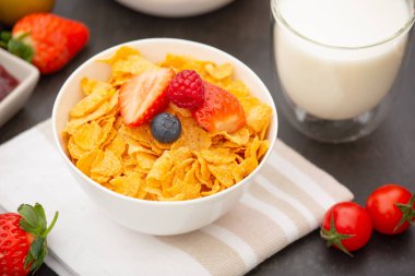 Kahvaltıda kahve, tereyağlı kruvasan, mısır gevreği, fincanda süt, çilek, ahududu, kivi ve kahvaltı masasında taze portakal suyu ile servis edilir..