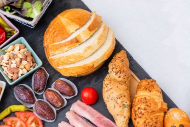 Kahvaltınız masada. Kruvasan ekmeği, kruvasan gevreği, jambon, jambon, peynir, marul, fasulye, mısır gevreği, meyve, kahve, çay ve portakal suyu kahvaltıdır. Her gün için öğle veya akşam yemeği.