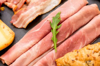 Kahvaltınız masada. Kruvasan ekmeği, kruvasan gevreği, jambon, jambon, peynir, marul, fasulye, mısır gevreği, meyve, kahve, çay ve portakal suyu kahvaltıdır. Her gün için öğle veya akşam yemeği.