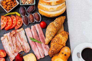 Kahvaltınız masada. Kruvasan ekmeği, kruvasan gevreği, jambon, jambon, peynir, marul, fasulye, mısır gevreği, meyve, kahve, çay ve portakal suyu kahvaltıdır. Her gün için öğle veya akşam yemeği.