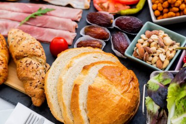 Kahvaltınız masada. Kruvasan ekmeği, kruvasan gevreği, jambon, jambon, peynir, marul, fasulye, mısır gevreği, meyve, kahve, çay ve portakal suyu kahvaltıdır. Her gün için öğle veya akşam yemeği.