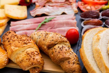 Kahvaltınız masada. Kruvasan ekmeği, kruvasan gevreği, jambon, jambon, peynir, marul, fasulye, mısır gevreği, meyve, kahve, çay ve portakal suyu kahvaltıdır. Her gün için öğle veya akşam yemeği.