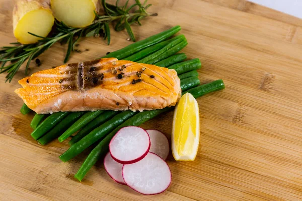 Grilled Fresh Salmon Steak Roasted Green Beans Baked Potatoes Lime — Stock Photo, Image