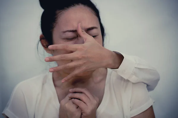 Direniş Göstermek Veya Yüzünü Kapatmak Için Elini Kaldıran Bir Kadının — Stok fotoğraf