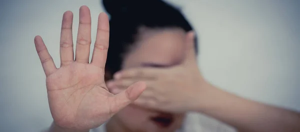 Het Beeld Van Een Vrouw Die Haar Hand Opsteekt Haar — Stockfoto