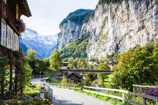 Uçurumları Şelaleleri Olan Muhteşem Bir Dağ Iyi Yürüyüş Lauterbrunnen Sviçre — Stok fotoğraf