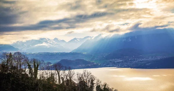 自然景观 天空和云彩湖中 有一个影子反射湖中的水 欧洲寒冷期间的美景和假日期间的旅游 — 图库照片