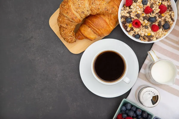 Завтрак Подается Утром Горячим Черным Кофе Круассаны Природные Кукурузные Хлопья — стоковое фото