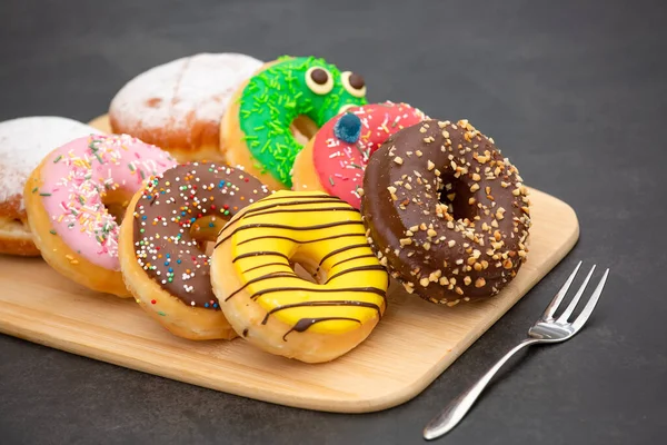 Dessert Donuts Schokoladen Und Erdbeerkreise Zucker Und Sahne Auf Donuts — Stockfoto