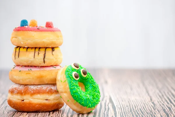 Postre Donuts Círculos Chocolate Fresas Azúcar Crema Donuts Tazas Café —  Fotos de Stock