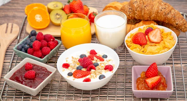 Śniadanie Podawane Rano Jogurtem Owocowym Rogalikiem Płatkami Kukurydzianymi Pełnoziarniste Rodzynki — Zdjęcie stockowe
