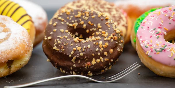 Dessert Donuts Schokoladen Und Erdbeerkreise Zucker Und Sahne Auf Donuts — Stockfoto