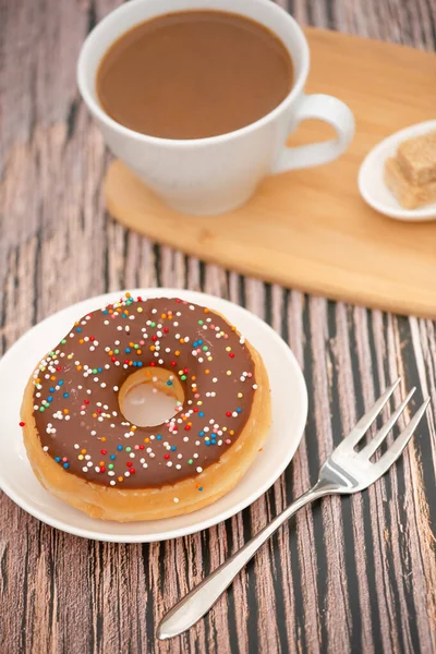 Dessert Donuts Schokoladen Und Erdbeerkreise Zucker Und Sahne Auf Donuts — Stockfoto