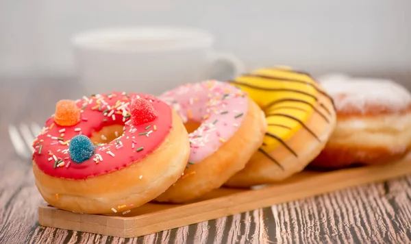 Dessert Donuts Schokoladen Und Erdbeerkreise Zucker Und Sahne Auf Donuts — Stockfoto