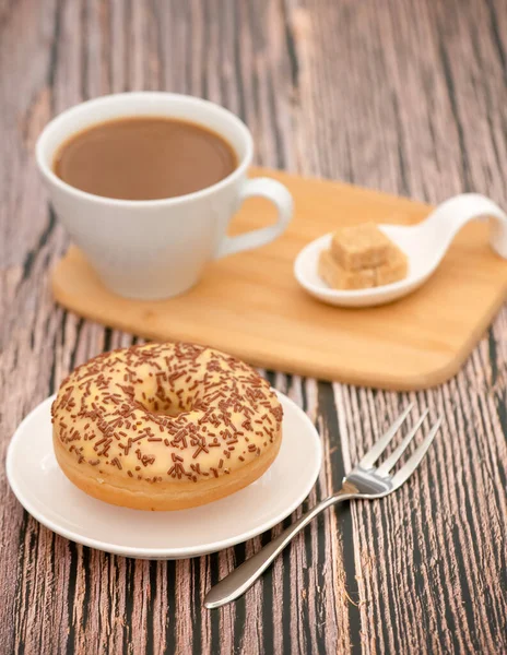 Dessert Donuts Schokoladen Und Erdbeerkreise Zucker Und Sahne Auf Donuts — Stockfoto