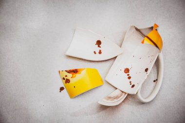 Beyaz arka planda kırılan keskin cisimler tarafından zarar gören kan lekeli su resmi