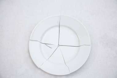 Keskin nesnelerin beyaz arka plana düşmesinden kaynaklanan kırık bir disk görüntüsü