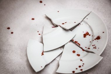 Kırık tabak ya da kırık su bardağı ve mutfak odasında yerde tabaklar. Mutfaktaki kaza kavramı, evin içindeki beden ve çocuklar için tehlikelidir..