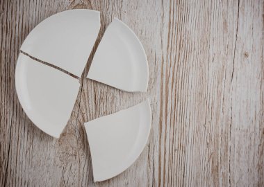 Mutfakta yerde kırılan tabaklar mutfaktaki kaza konsepti evin içindeki beden ve çocuklar için tehlikelidir..