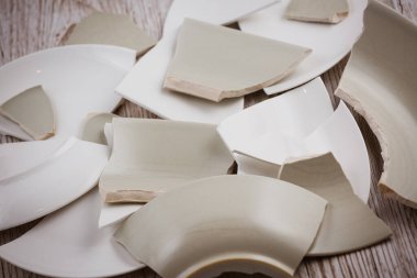 Mutfakta yerde kırılan tabaklar mutfaktaki kaza konsepti evin içindeki beden ve çocuklar için tehlikelidir..