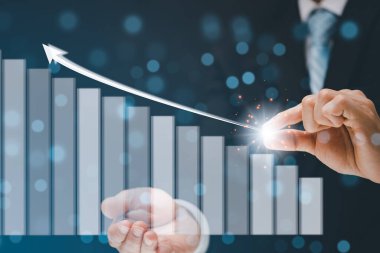 Bir medya ekranının grafik ekran simgesine dokunan işadamı, Teknoloji Süreç Sistemi İş Konsepti.