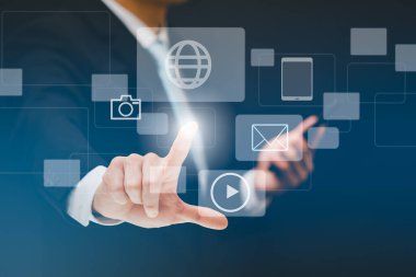 Bir medya ekranının grafik ekran simgesine dokunan işadamı, Teknoloji Süreç Sistemi İş Konsepti.