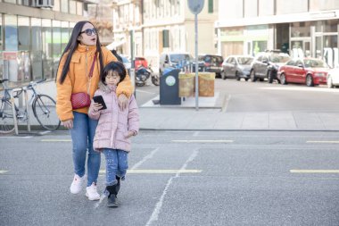 Genç kız evde bütün gün telefonu izliyor ya da uzun süre cep telefonu kullanıyor gözlerini yaralıyor ve agresif bir atmosferi var. Çocuk cep telefonu için tehlike kavramı...
