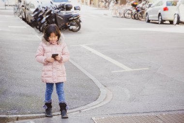 Genç kız evde bütün gün telefonu izliyor ya da uzun süre cep telefonu kullanıyor gözlerini yaralıyor ve agresif bir atmosferi var. Çocuk cep telefonu için tehlike kavramı...