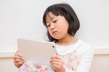 Genç kız evde bütün gün telefonu izliyor ya da uzun süre cep telefonu kullanıyor gözlerini yaralıyor ve agresif bir atmosferi var. Çocuk cep telefonu için tehlike kavramı...