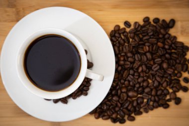 Sabah kahvaltınız, sıcak kahve ve Tahta Masa 'ya yakın çekim ile servis edilir.,