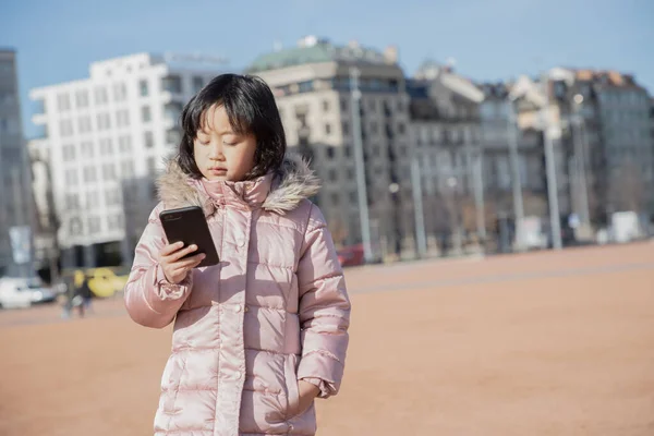 Genç Kız Evde Bütün Gün Telefonu Izliyor Uzun Süre Cep — Stok fotoğraf