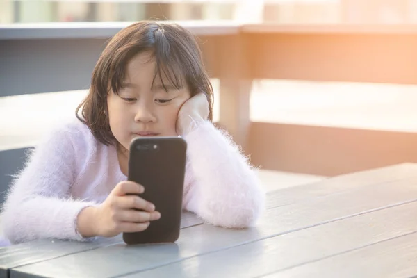 Genç Kız Evde Bütün Gün Telefonu Izliyor Uzun Süre Cep — Stok fotoğraf