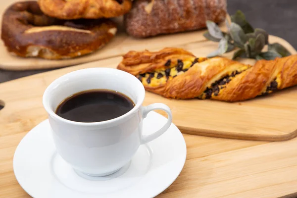 Завтрак Подается Утром Черным Кофе Горячий Круассан Масло Шоколадный Хлеб — стоковое фото