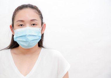 Mikropları, zehirli dumanları ve tozu önlemek için maske takan genç bir Asyalı kadın ve ailenin resmi. Beyaz arka planda havada bakteriyel enfeksiyonun önlenmesi