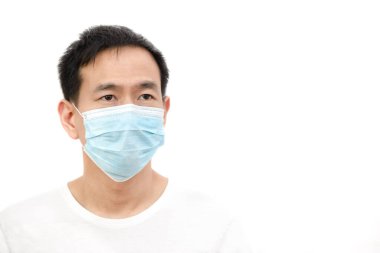 Mikropları, zehirli dumanları ve tozu önlemek için maske takan Asyalı genç bir adamın görüntüsü. Beyaz arka planda havada bakteriyel enfeksiyonun önlenmesi