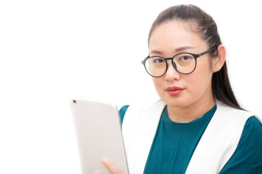 Asyalı güzel bir kadın, uzun saçlı, siyah, beyaz tenli, 30 yaşında, kişiliği olan, kişisel iş ofisi için genç bir iş kadını tarzı ofis ya da beyaz arka planda bir ev.