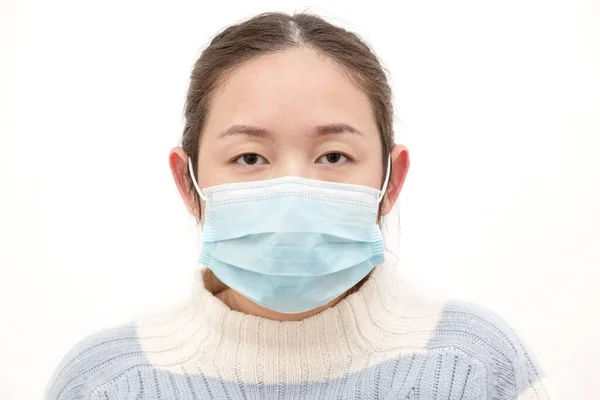 細菌や有毒ガス ほこりを防ぐためにマスクをしている若いアジアの女性のイメージ 白い背景に空気中の細菌感染の予防 — ストック写真