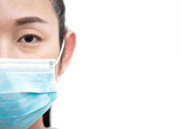細菌や有毒性の煙 ほこりを防ぐためにマスクをしている若いアジアの女性や家族のイメージの顔 白い背景に空気中の細菌感染の予防 — ストック写真