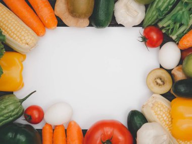 Taze sebze ve meyve çeşitleri, sağlıklı yiyecekler.