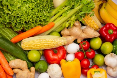 Taze sebze ve meyve çeşitleri, sağlıklı yiyecekler.