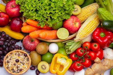 Taze sebze ve meyve çeşitleri, sağlıklı yiyecekler.