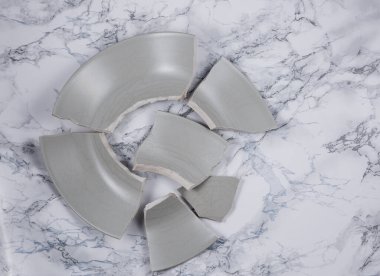 Mutfakta kırık tabaklar ya da yerde kırık camlar mutfaktaki kaza konsepti vücut ve evin içindeki çocuklar için tehlikelidir..