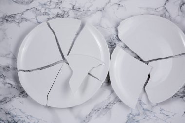 Mutfakta kırık tabaklar ya da yerde kırık camlar mutfaktaki kaza konsepti vücut ve evin içindeki çocuklar için tehlikelidir..