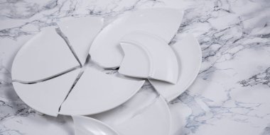 Mutfakta kırık tabaklar ya da yerde kırık camlar mutfaktaki kaza konsepti vücut ve evin içindeki çocuklar için tehlikelidir..